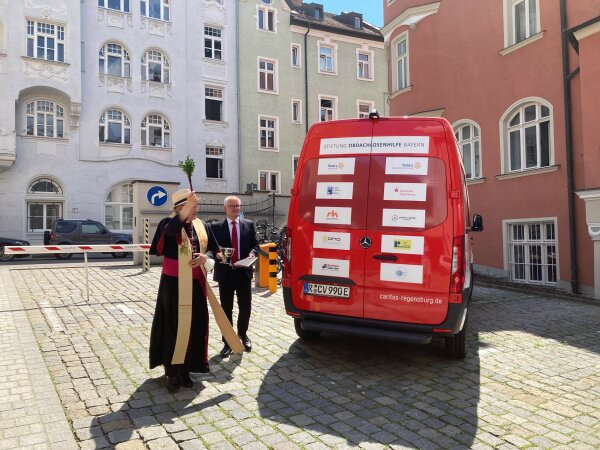 Weihung des NOAH-Mobil des Caritasverband durch H.H. Bischof Rudolf Vorderholzer mit Diözesan-Caritasdirektor Michael Weißmann