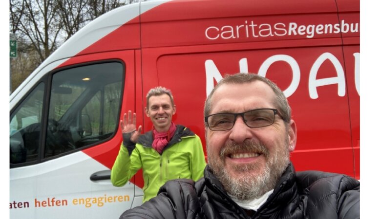 NOAH-Mobil der CaritasRegensburg und die zwei Helfer Ben Peter und Christian Hierold