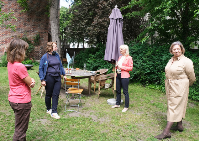 zwei Mitarbeiter treffen sich zum im Garten mit den beiden Vorstandsvorsitzenden Carolina Trautner Sozialministerin und Johanna Rumschöttel Altlandrätin